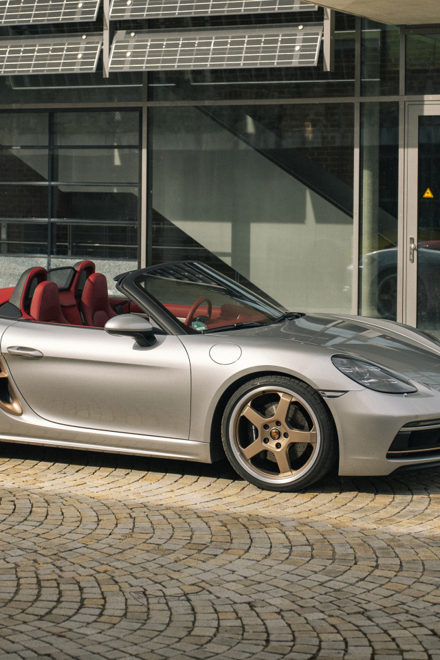 Спортивный кабриолет Porsche Boxster 25 Jahre 2021  года у дома