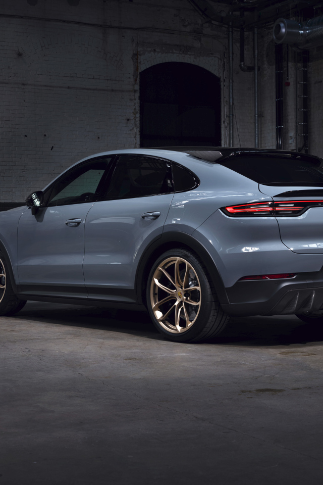 Автомобиль Porsche Cayenne Turbo GT 2021 года вид сзади