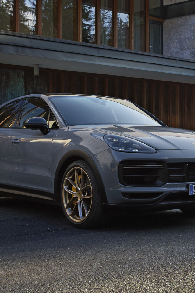 Кроссовер Porsche Cayenne Turbo GT 2021 года у здания