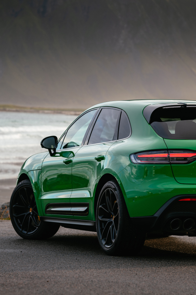 Автомобиль Porsche Macan GTS Sport Package 2021 года вид сзади