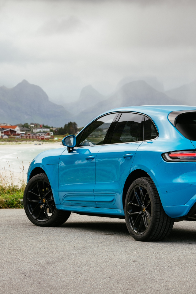 Голубой автомобиль Porsche Macan 2021 года вид сзади