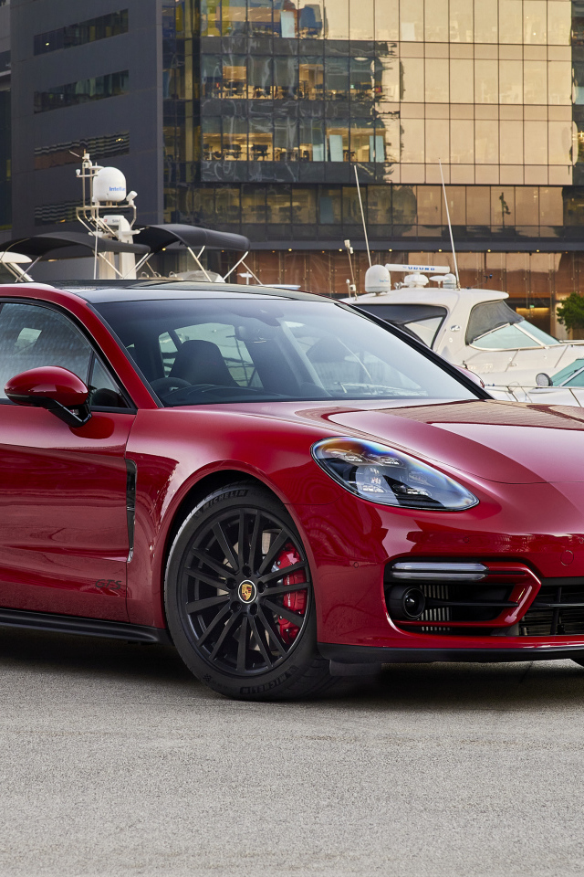 Красный автомобиль Porsche Panamera GTS 2021 года