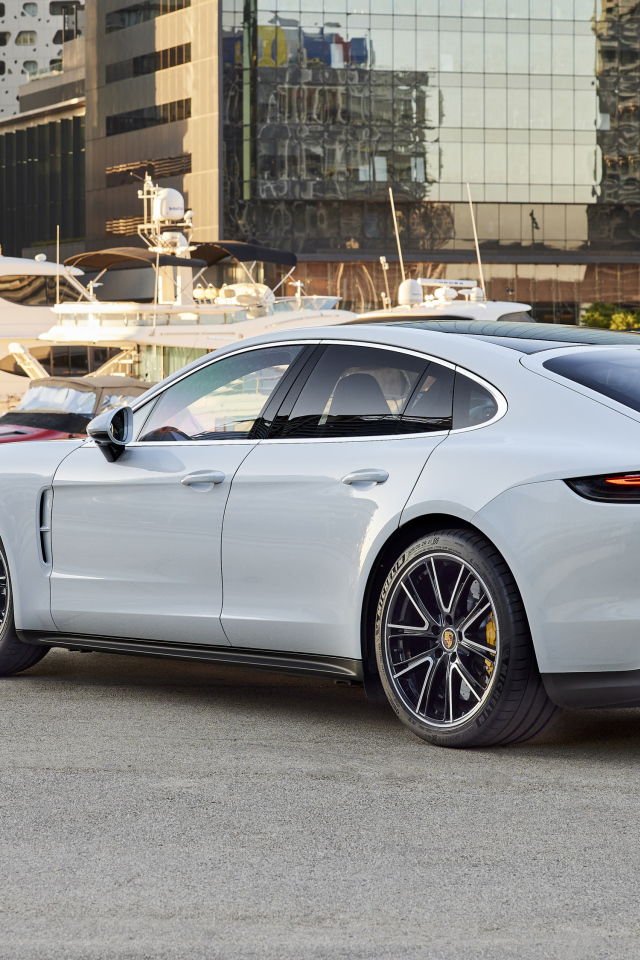 Белый автомобиль Porsche Panamera Turbo S 2021 года вид сзади