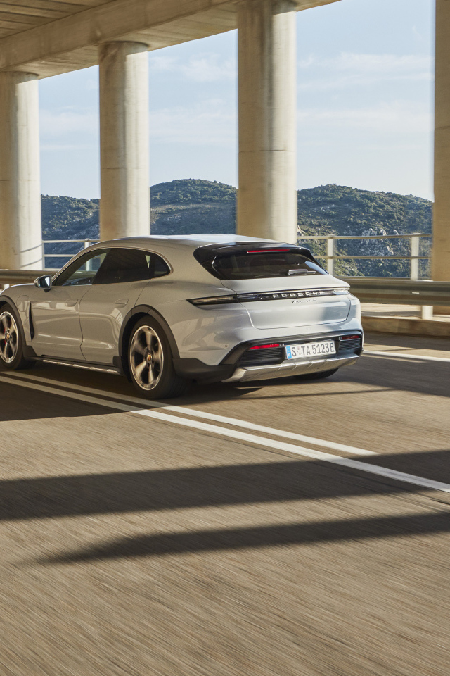 Внедорожник Porsche Taycan 4S Cross Turismo 2021 года на мосту