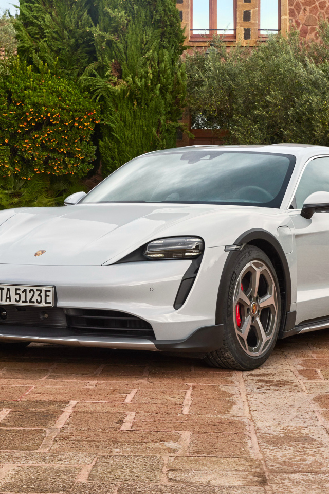 Автомобиль Porsche Taycan 4S Cross Turismo 2021 года у стены