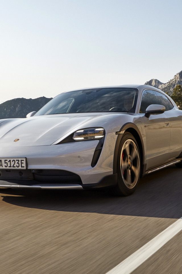 Автомобиль Porsche Taycan 4S Cross Turismo 2021 года на трассе в горах