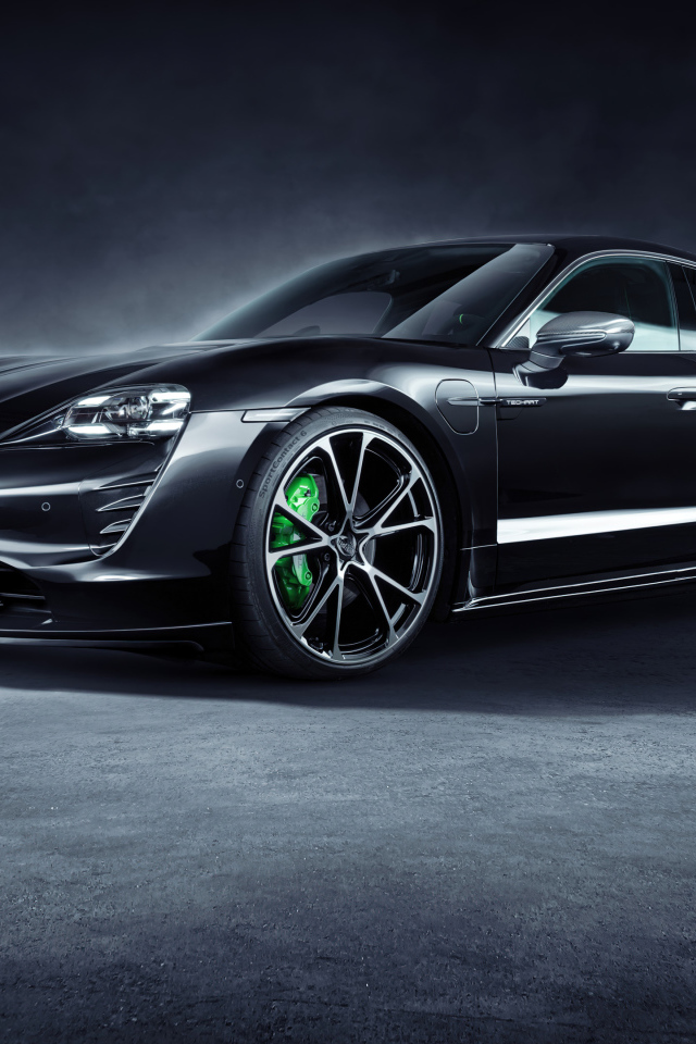 Черный автомобиль Porsche Taycan Aerokit 2021 года