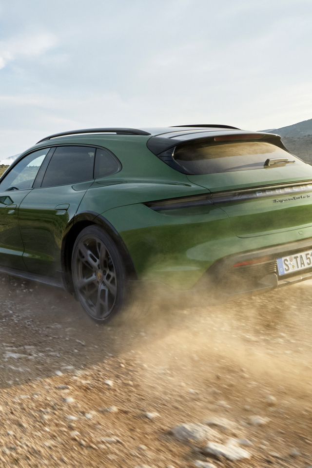 Кроссовер Porsche Taycan Turbo S Cross Turismo 2021 года на дороге