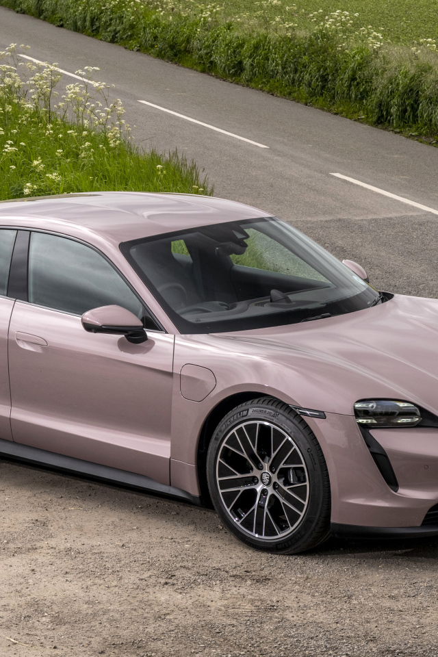 Автомобиль Porsche Taycan 2021 года на дороге