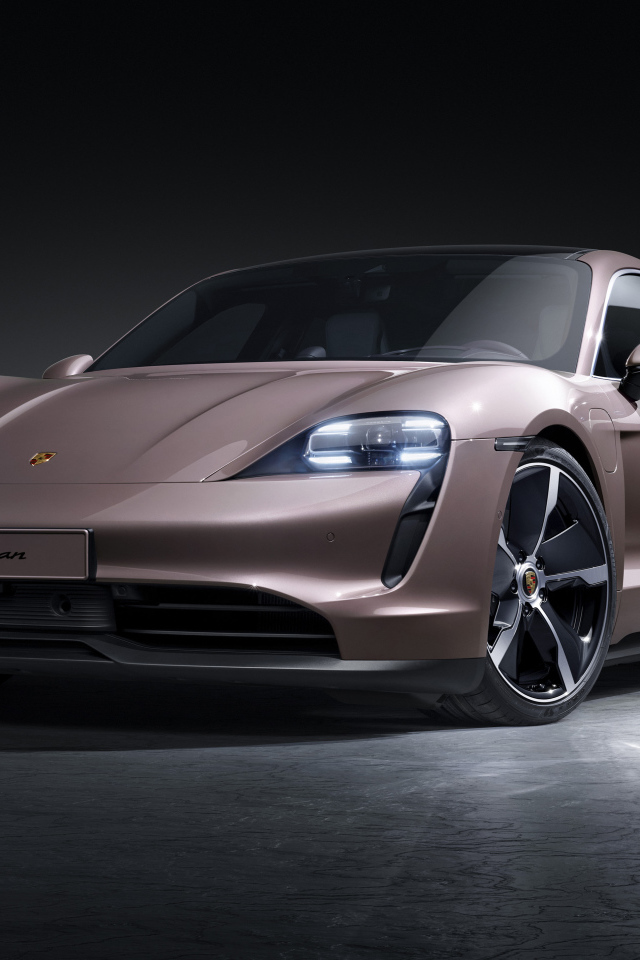 Спортивный автомобиль  Porsche Taycan 2021 года на черном фоне