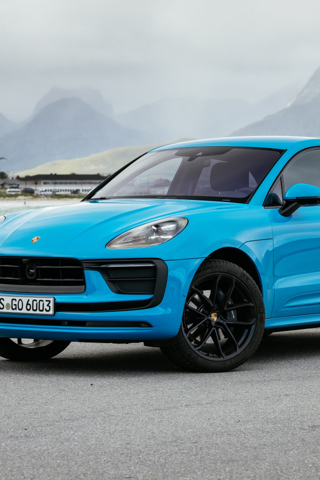 Голубой Porsche Macan 2021 года вид спереди