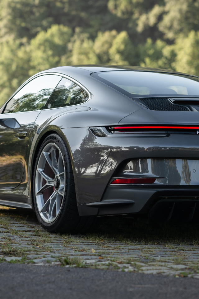 Быстрый Porsche 911 GT3 Touring MT 2021 года вид сзади