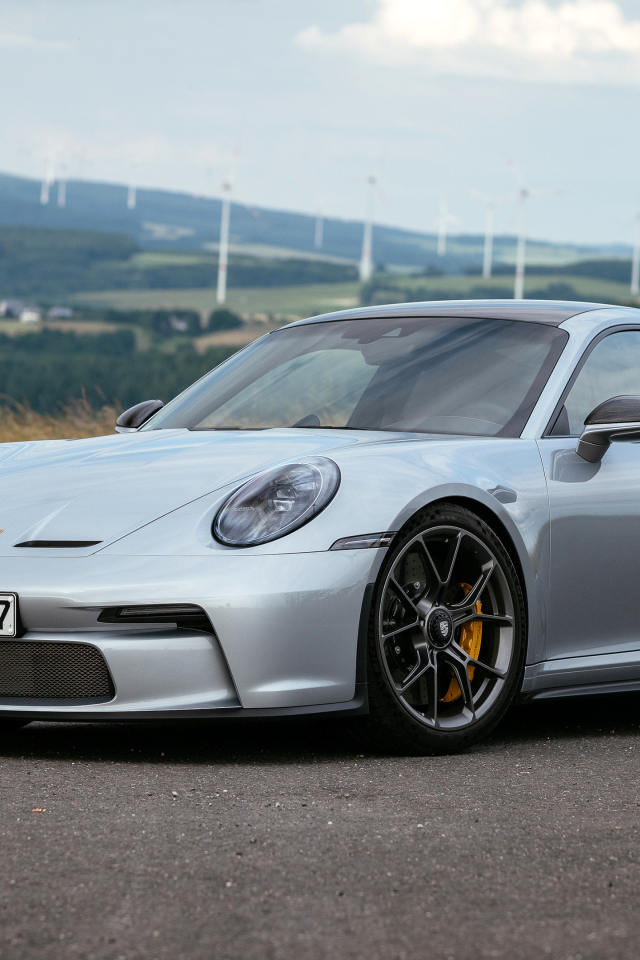 Быстрый Porsche 911 GT3 Touring PDK 2021 года на дороге