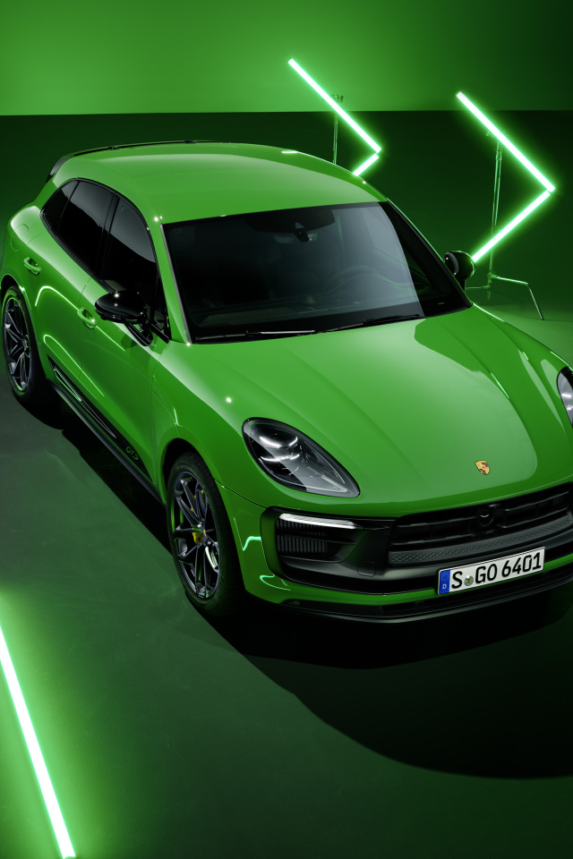 Зеленый автомобиль Porsche Macan GTS Sport Package 2021 года