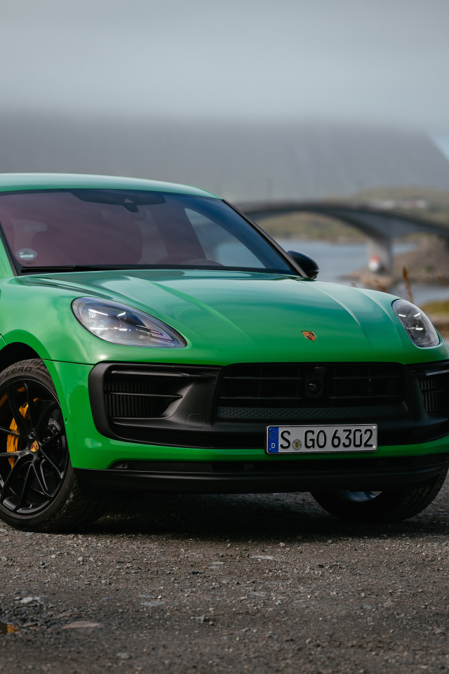 Зеленый автомобиль  Porsche Macan GTS Sport Package 2021 года на фоне моста