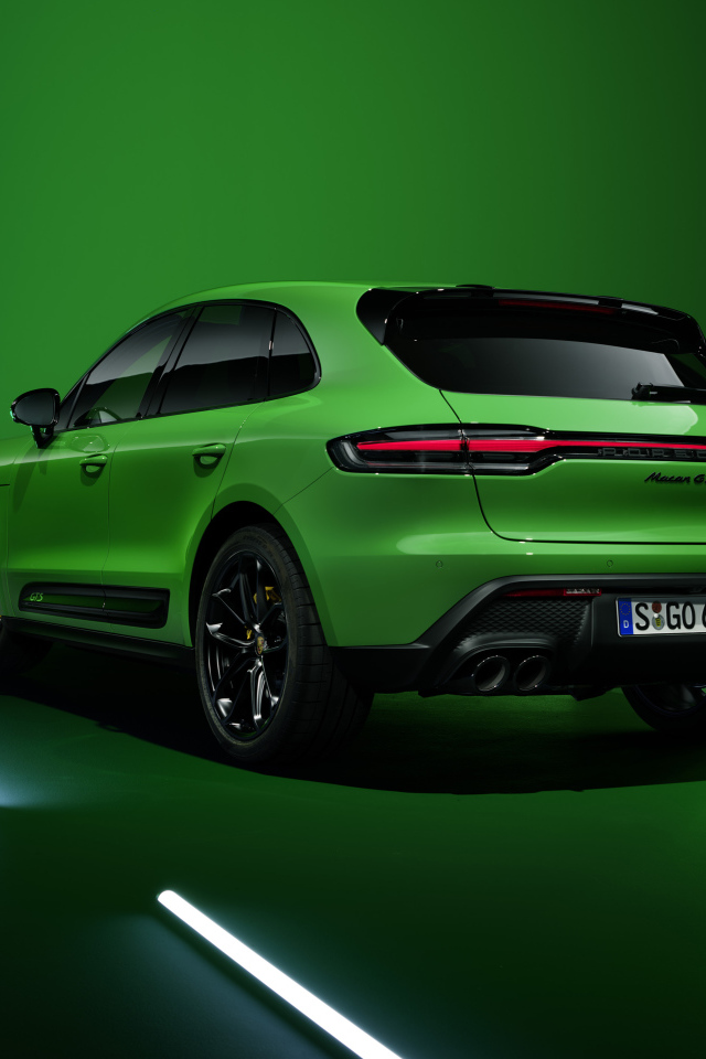 Зеленый автомобиль Porsche Macan GTS Sport Package 2021 года вид сзади 