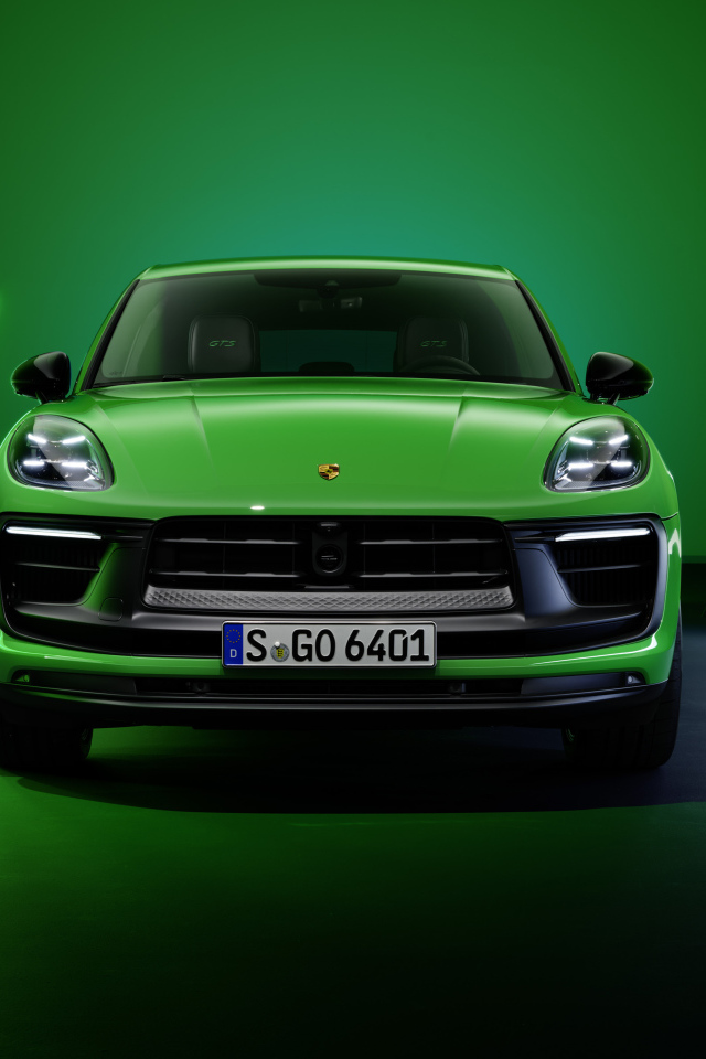 Зеленый Porsche Macan GTS Sport Package 2021 года вид спереди