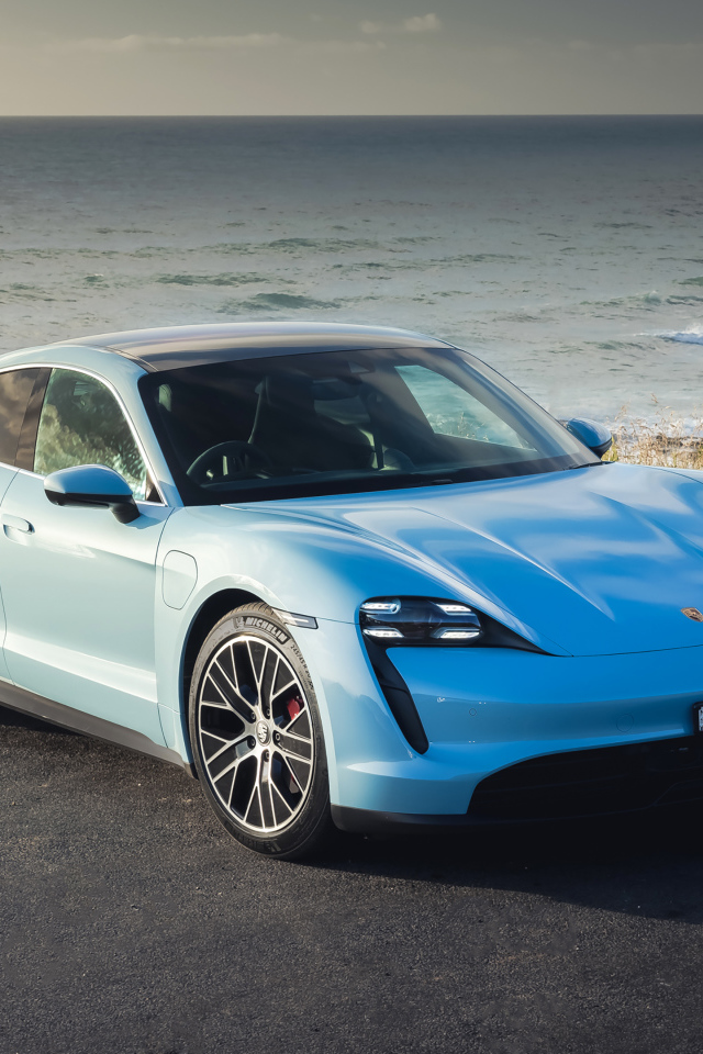 Автомобиль Porsche Taycan 4S у моря