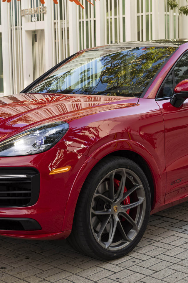 Красный кроссовер Porsche Cayenne GTS, 2021 года
