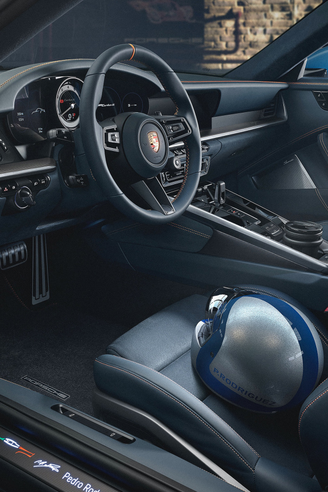 Красивый салон автомобиля Porsche 911 Turbo S Pedro Rodríguez 2021 года