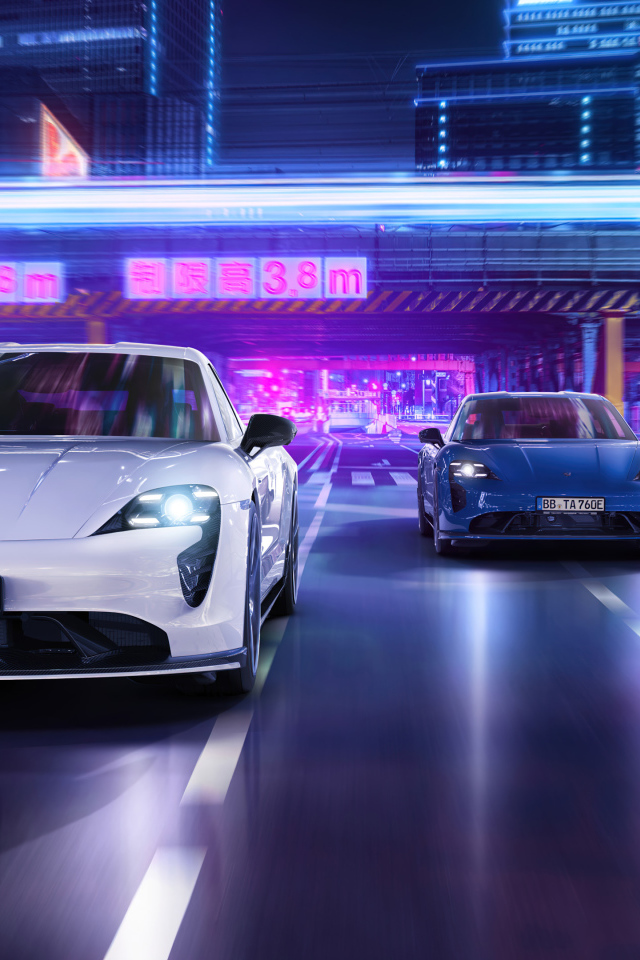 Два автомобиля Porsche Taycan Aerokit 2021 года на трассе