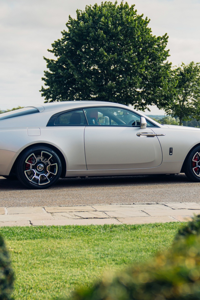 Автомобиль Rolls-Royce Black Badge Wraith 2021 года вид сбоку