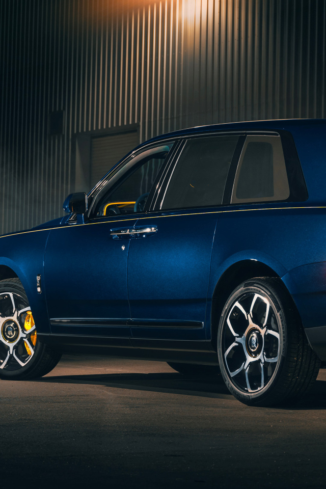 Синий внедорожник Rolls-Royce Cullinan Black Badge 2021 года вид сзади
