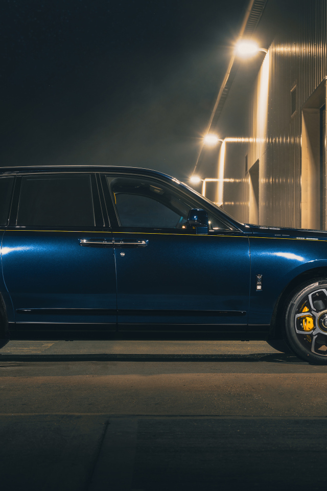 Внедорожник Rolls-Royce Cullinan Black Badge 2021 года вид сбоку