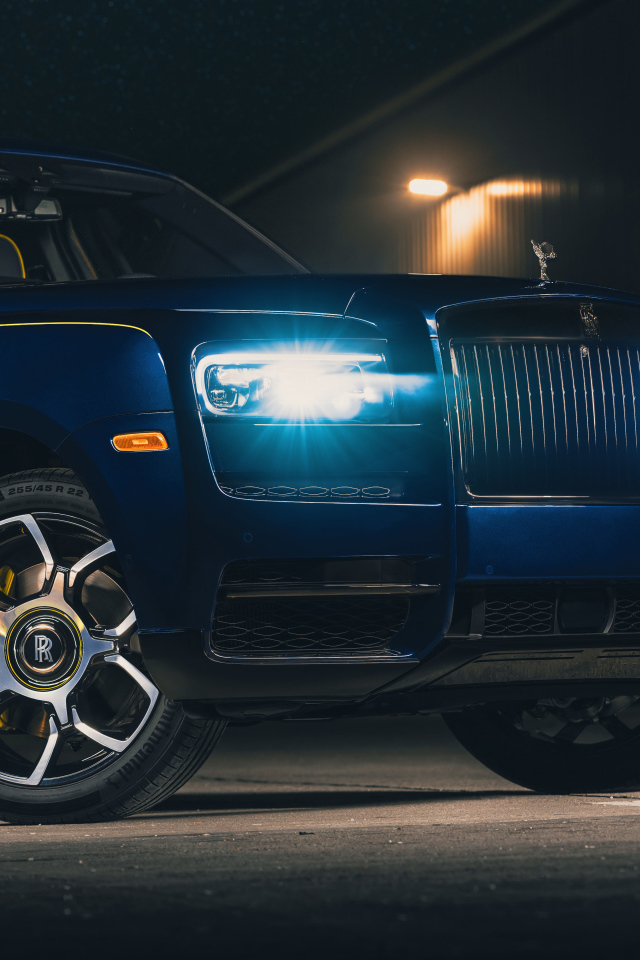 Автомобиль Rolls-Royce Cullinan Black Badge 2021 года с включенными фарами