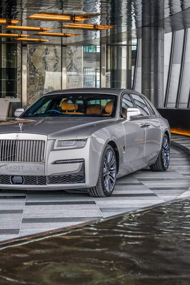 Автомобиль Rolls-Royce Ghost EWB 2021 года у воды