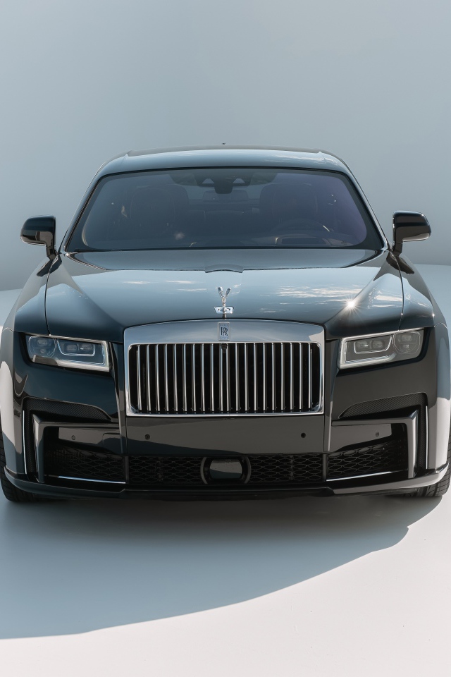 Автомобиль Rolls-Royce Ghost 2021 года на сером фоне