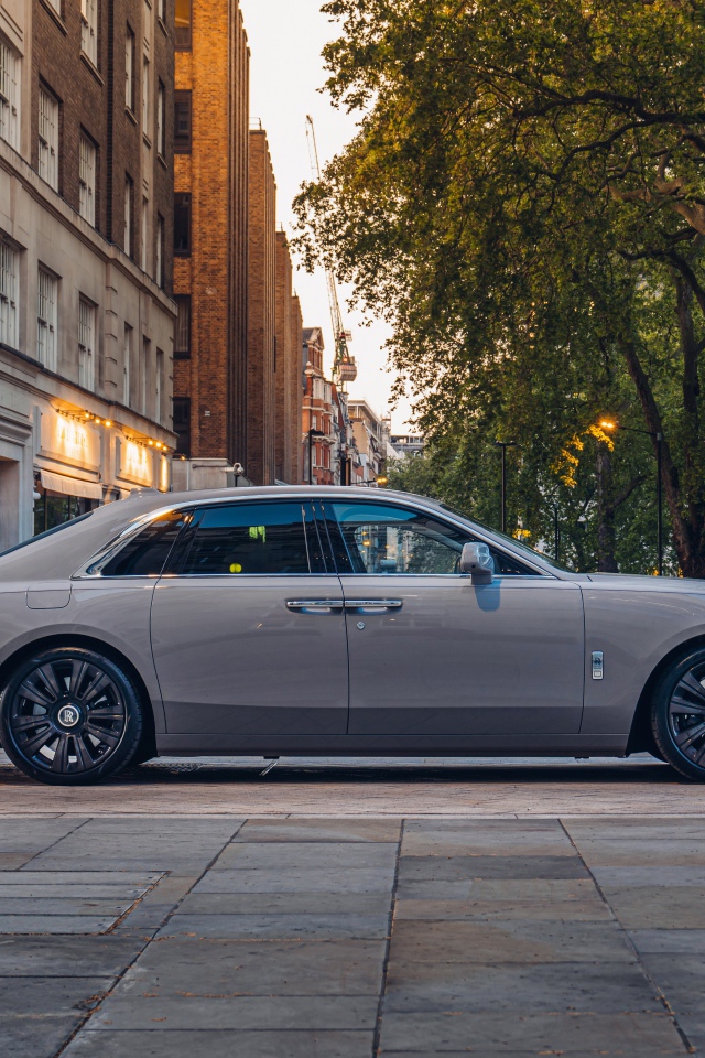 Автомобиль Rolls-Royce Ghost 2021 года вид сбоку