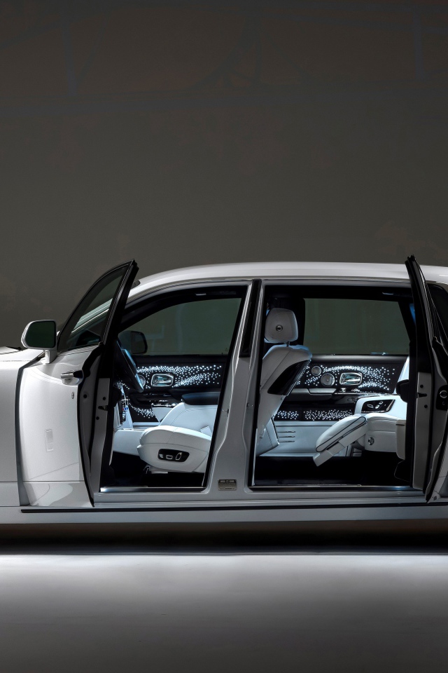 Престижный автомобиль Rolls-Royce Phantom EWB 2022 года