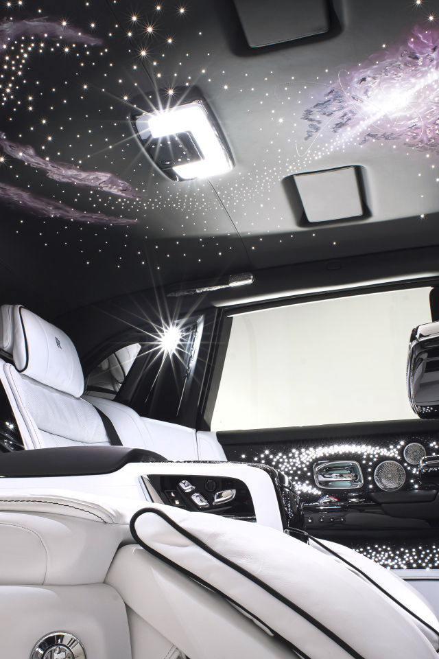 Белый кожаный салон автомобиля Rolls-Royce Phantom 2022 года