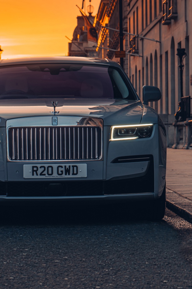 Дорогой автомобиль Rolls-Royce Ghost 2021 года вид спереди