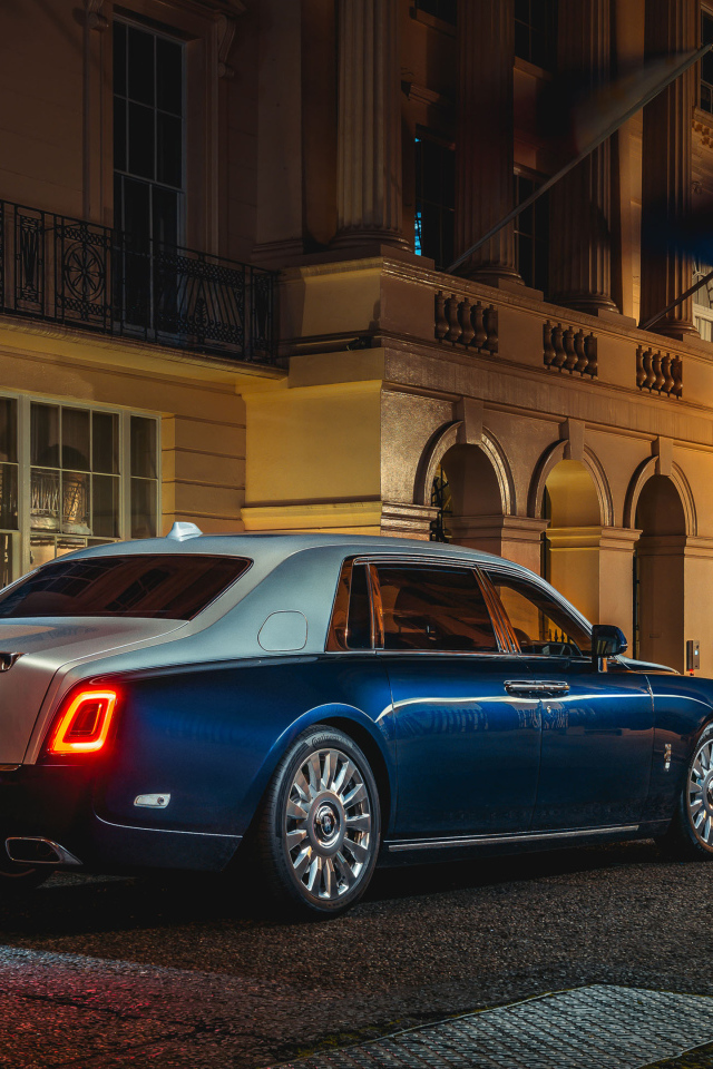 Дорогой автомобиль Rolls-Royce Phantom Extended, 2021 года вид сзади