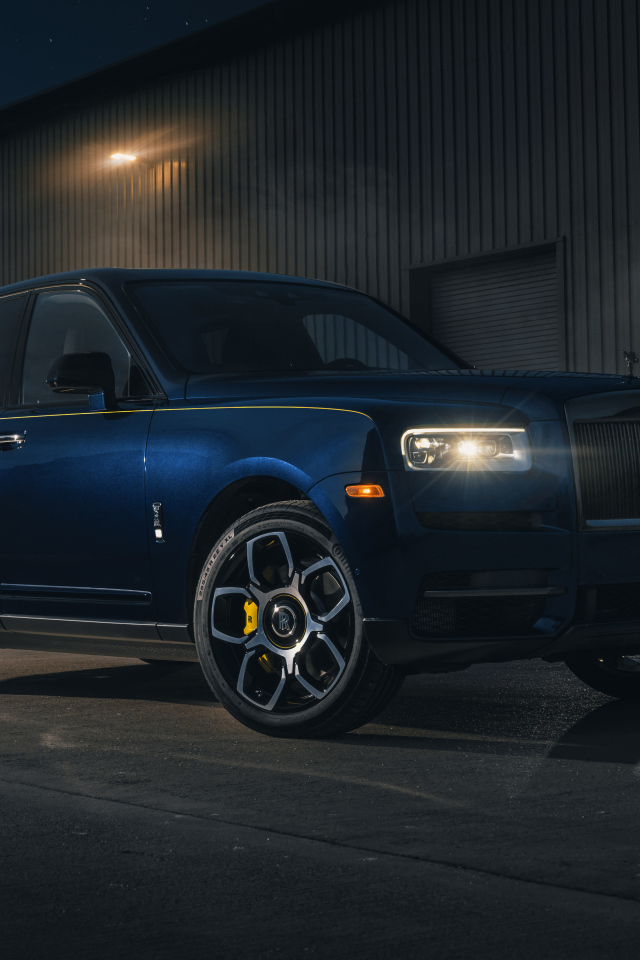 Дорогой стильный внедорожник Rolls-Royce Cullinan Black Badge 2021 года