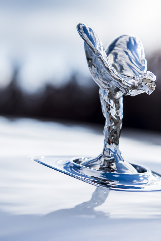 Изображение богини Ники на автомобиле Rolls-Royce Spirit Of Ecstasy