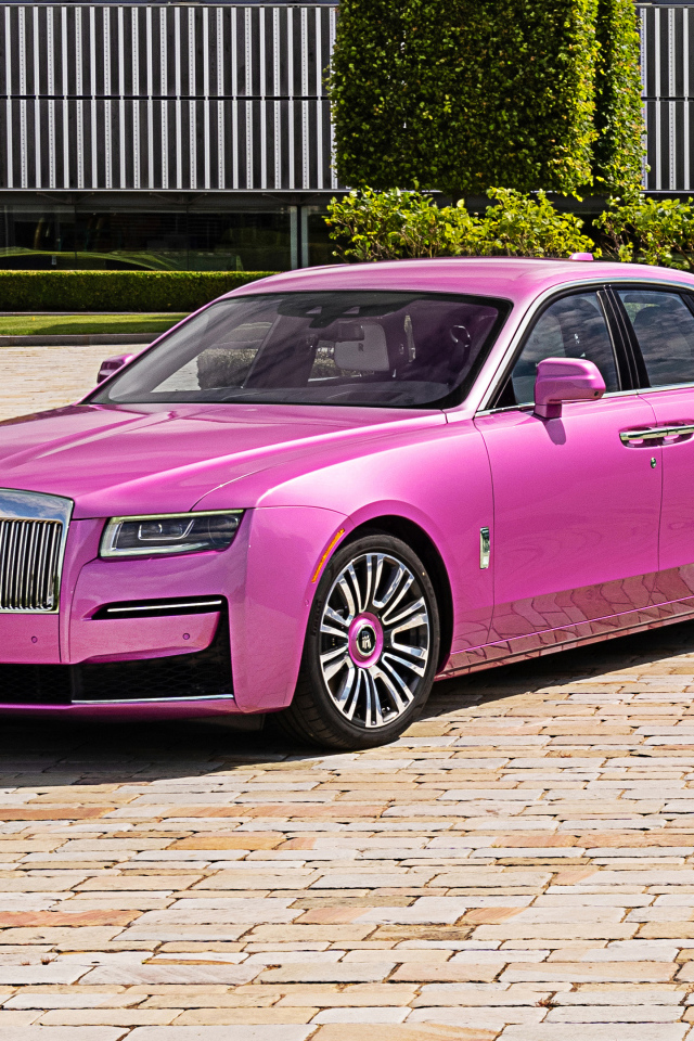 Розовый дорогой автомобиль ROLLS-ROYCE Cullinan, 2021 года