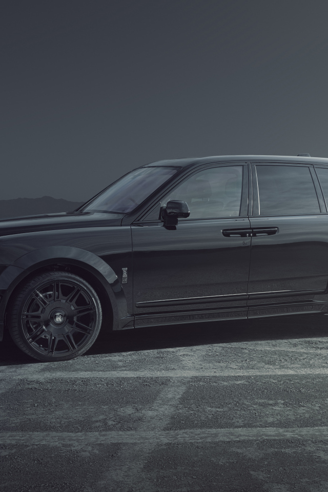 Автомобиль Rolls-Royce Cullinan, 2021 года в тумане