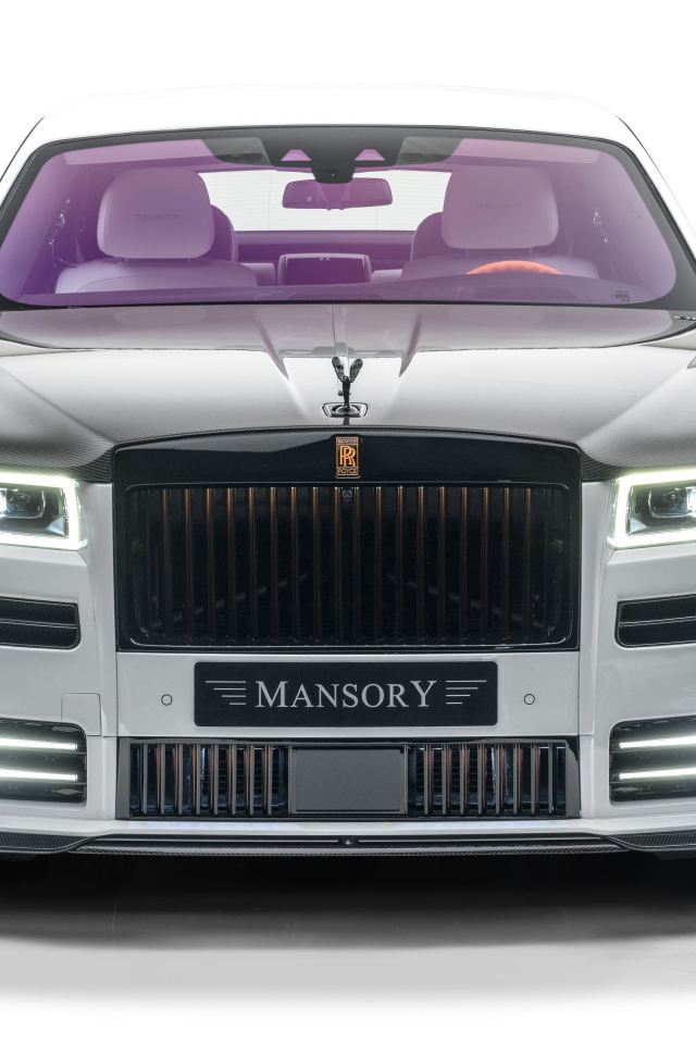 Серебристый Mansory Rolls-Royce Ghost 2021 года на белом фоне