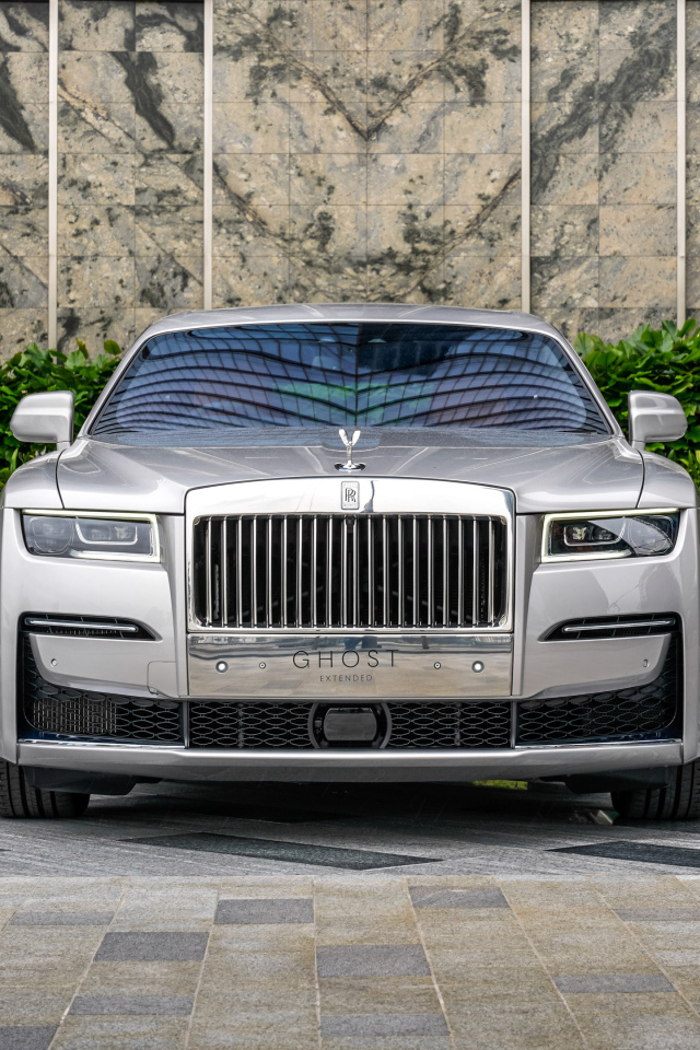 Серебристый Rolls-Royce Ghost EWB 2021 года вид спереди