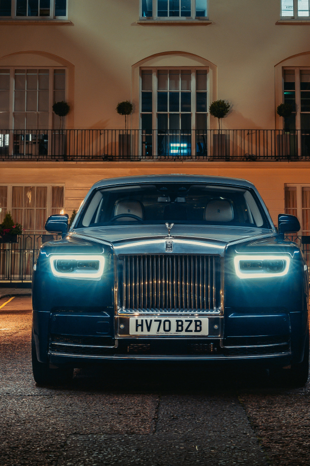 Стильный автомобиль Rolls-Royce Phantom Extended, 2021 года вид спереди