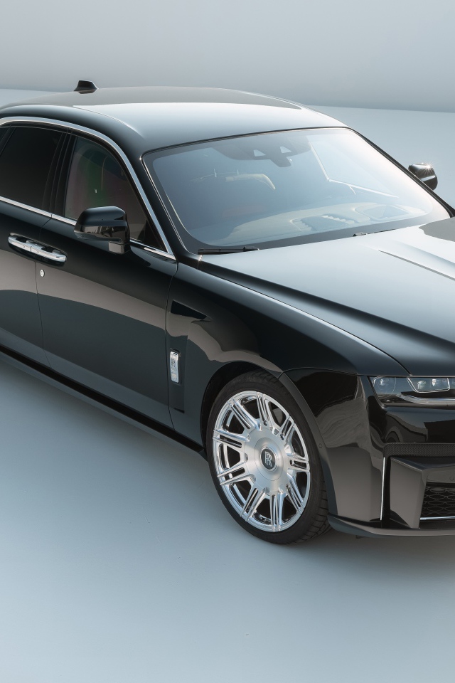 Стильный дорогой автомобиль Rolls-Royce Ghost 2021 года