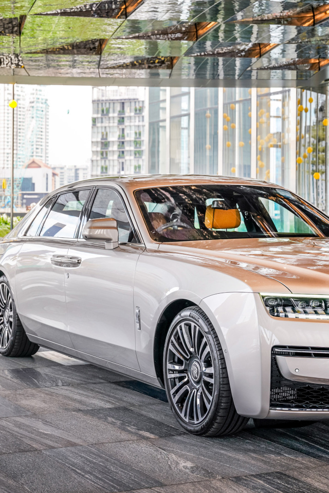 Стильный дорогой автомобиль  Rolls-Royce Ghost EWB 2021 года в здании