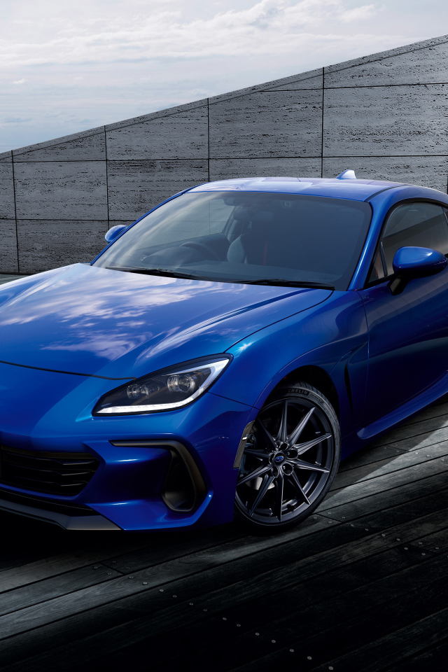 Синий автомобиль Subaru BRZ 2021 года у серой стены