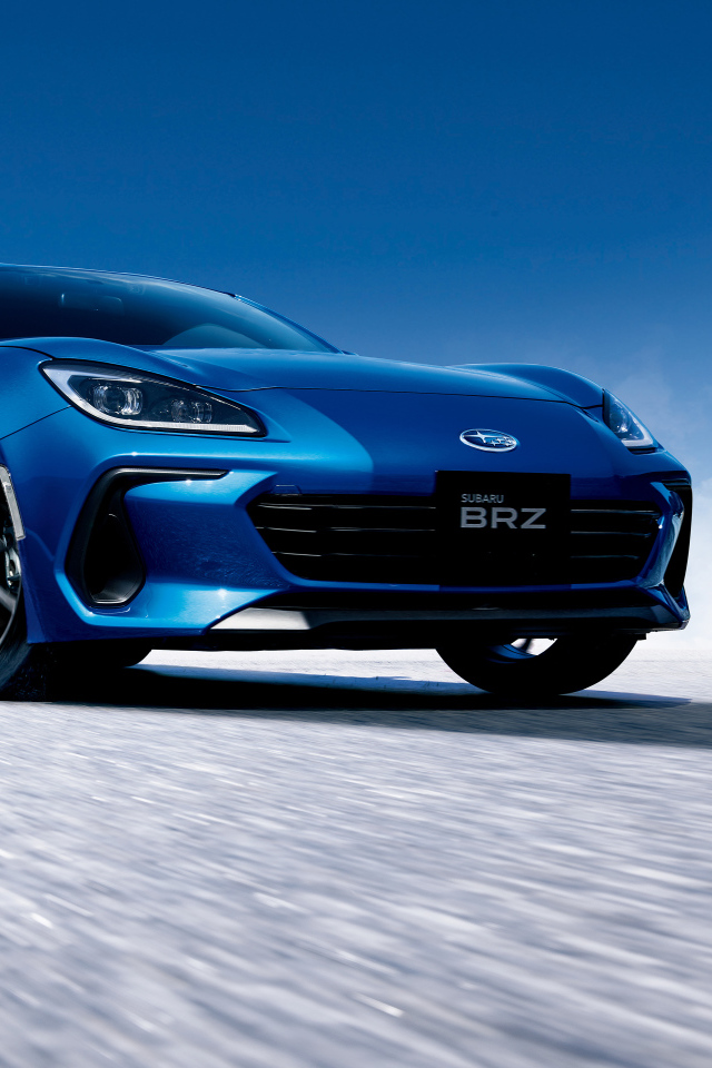 Синий автомобиль Subaru BRZ 2021 года на трассе