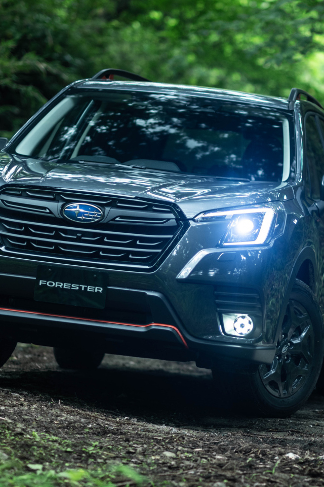 Внедорожник Subaru Forester X-Break 2021 года с включенными фарами