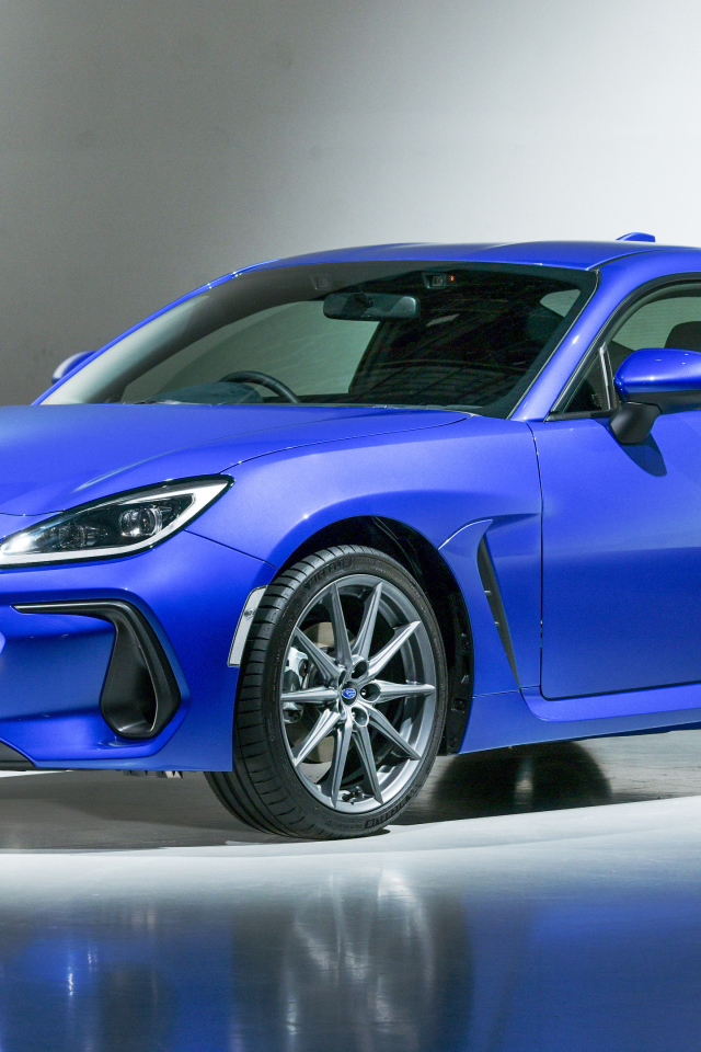 Синий автомобиль Subaru BRZ 2021 года вид спереди