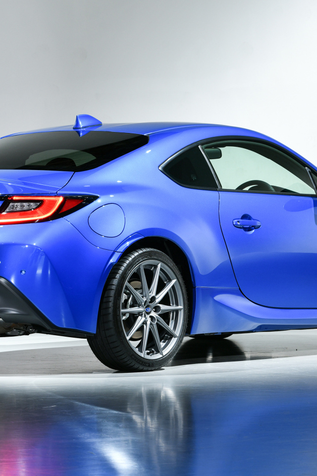 Синий автомобиль Subaru BRZ 2021 года вид сзади